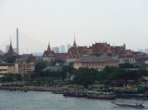 Pemandangan dari atas Wat Arun, terlihat Grand Palace dan sekitarnya